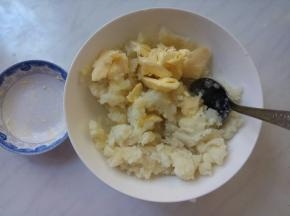 拌匀后加入软化的黄油，再搅匀。