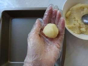 趁热，戴手套将土豆泥分割成13等份，晾至温热时用手搓成圆球。