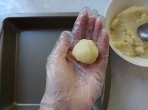 趁热，戴手套将土豆泥分割成13等份，晾至温热时用手搓成圆球。