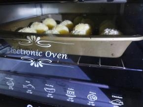 中层，200℃，上下火。烤箱预热5分钟，放入烤盘，20分钟。