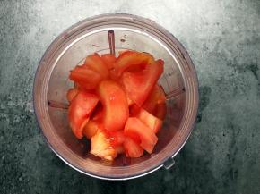 番茄去皮切小块放入料理机。
