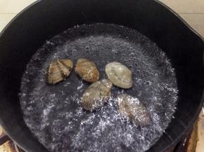 烧小锅水，水沸腾后花甲焯水