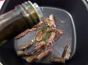 先来做火锅：起锅，放入适量橄榄油和虾头