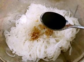 搅散萝卜丝加入1勺生抽