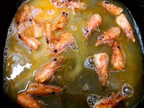 炒出虾油后加入适量水