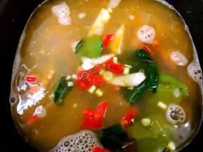 放入准备好的香料，柠檬草要撕碎再放哦