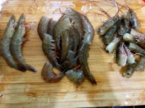 鲜虾去虾线，取10只切出虾头备用