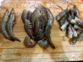 鲜虾去虾线，取10只切出虾头备用
