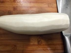 白萝卜去皮洗净
