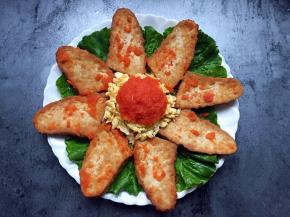 将锅里剩的番茄放在鸡蛋上即可。