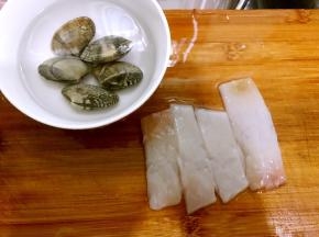 花甲提前泡上吐去泥沙，鱿鱼改花刀