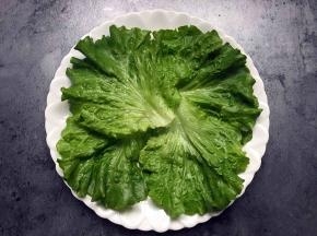 将生菜摆盘。