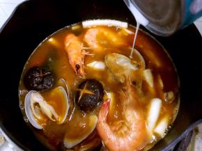 食材全部煮熟后淋入椰浆