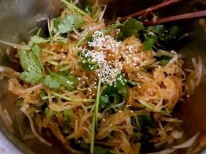 撒上熟白芝麻拌匀
一道清甜爽脆的萝卜丝就完成了