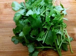 香菜洗净切段