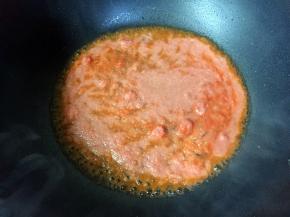 番茄汁加适量盐和清水倒入锅中煮开。