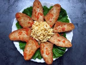 中间装入鸡蛋。