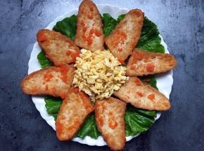 中间装入鸡蛋。