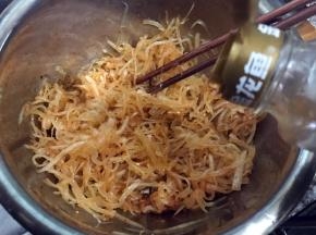 拌匀后淋入少许芝麻油