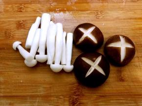 香菇改花刀备用（应该用草菇最好，我去晚了没买到）