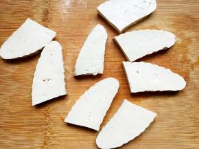 将豆腐切小块。