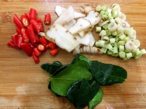 香茅切粒，南姜切片，小米辣切段