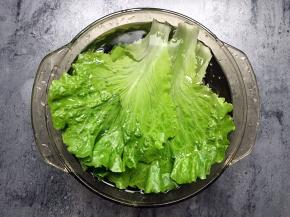 生菜洗净用淡盐水泡一会儿杀菌。