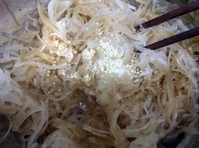 加入少许鸡粉