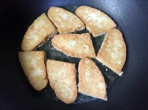 将豆腐两面煎至金黄夹出备用。