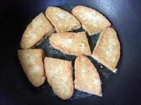 将豆腐两面煎至金黄夹出备用。