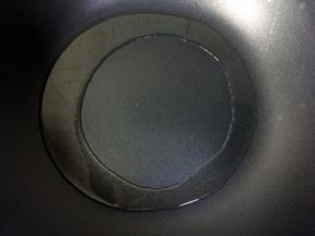 热锅倒油烧至八成热。