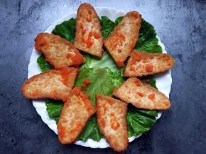 豆腐摆在生菜上。