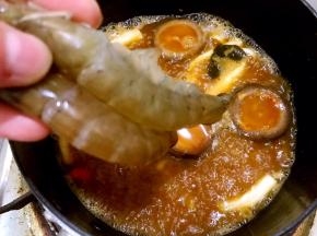 煮至断生后，加入鲜虾