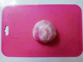 洗净去皮，对半切。