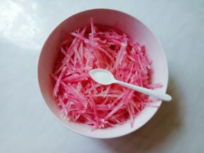 放盐拌匀，放2、3分钟，腌出水分，倒掉。