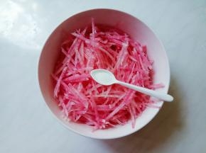 放盐拌匀，放2、3分钟，腌出水分，倒掉。