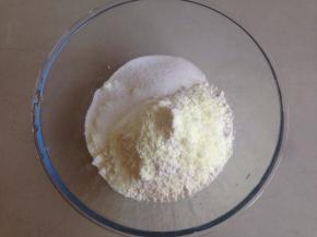 盆里装入面粉、奶粉和糖