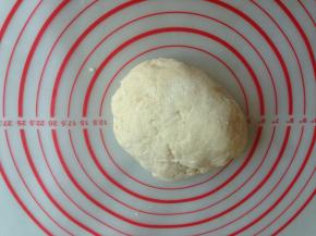 和成比较粗糙的面团，大约花费1、2分钟。这时候的面团不光滑没关系，用盆子倒扣盖住面团，静置5分钟。这时候可以准备蒸锅和玉米垫或者油纸