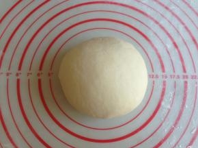 继续将面团揉一会儿，这时候会觉得很容易就将面团和成光滑光滑的