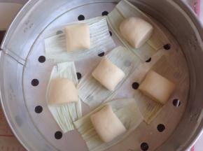 放在玉米垫上，放蒸锅里