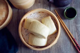 冷水上锅蒸，大火烧开后转中小火蒸12分钟，关火，继续焖4分钟才揭盖