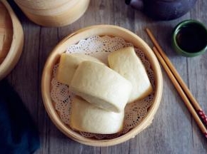 冷水上锅蒸，大火烧开后转中小火蒸12分钟，关火，继续焖4分钟才揭盖