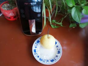 准备雪梨和冰糖。