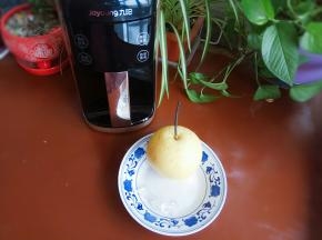 准备雪梨和冰糖。