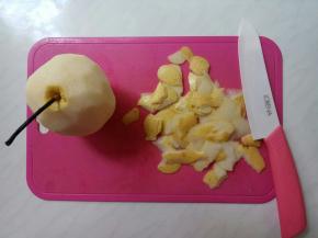 雪梨洗净去皮。