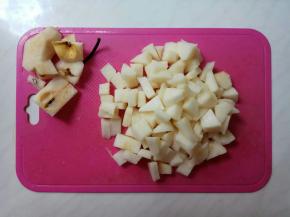 去核去蒂，切成小碎块。