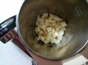 放入豆浆机杯桶中。