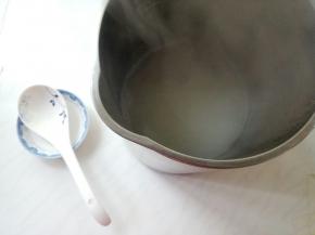 热气腾腾，梨水很快就好了。