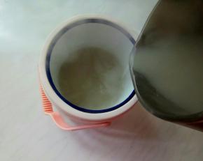 冬天天冷，凉的快。把梨水倒入保温桶中，随时可以喝到热乎的。