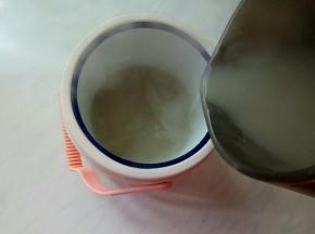 冬天天冷，凉的快。把梨水倒入保温桶中，随时可以喝到热乎的。
